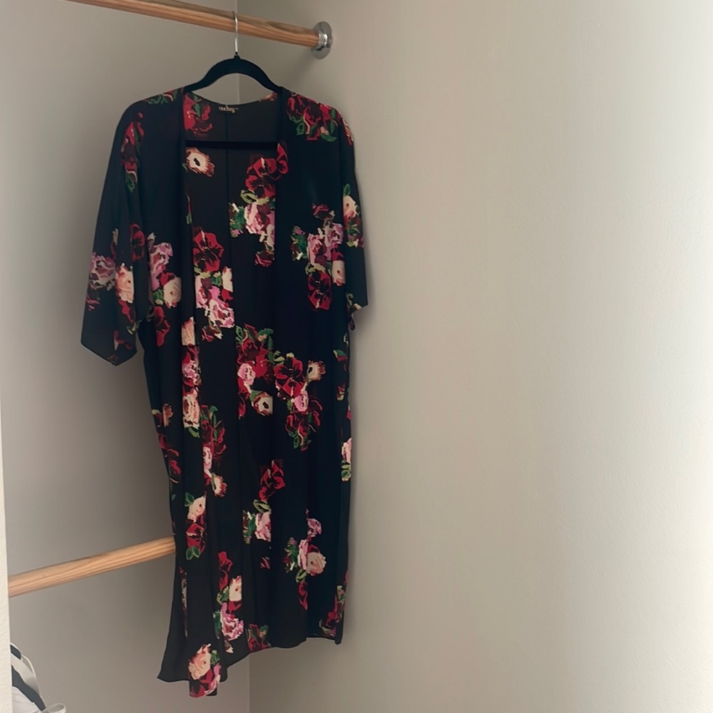 Audrey black floral kimono